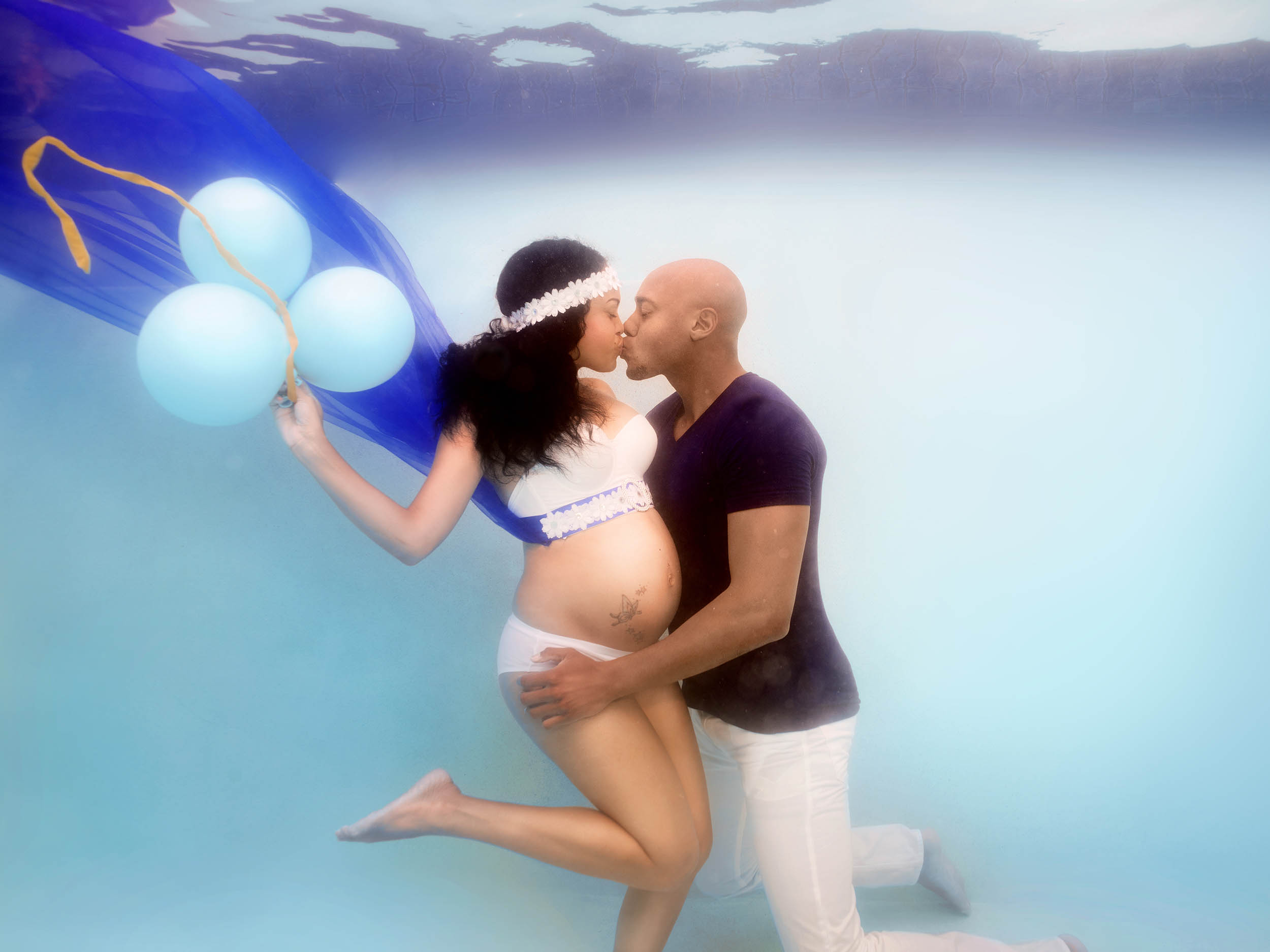 pregnant under water photoshoot in pool in bonaire